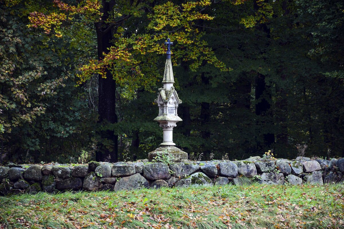 Kriegerdenkmal am Sankelmarker See sdlich von Flensburg.Einwohner des etwa zehn Kilometer entfernten Flensburg gedenken noch heute der Hilfe ihrer Brger fr die Verwundeten am Tag nach dem Gefecht in einem alljhrlich von Flensburg-Martinsberg nach Oeversee stattfindenden Oeversee-Marsch.
Aufnahme: 27. Oktober 2021.