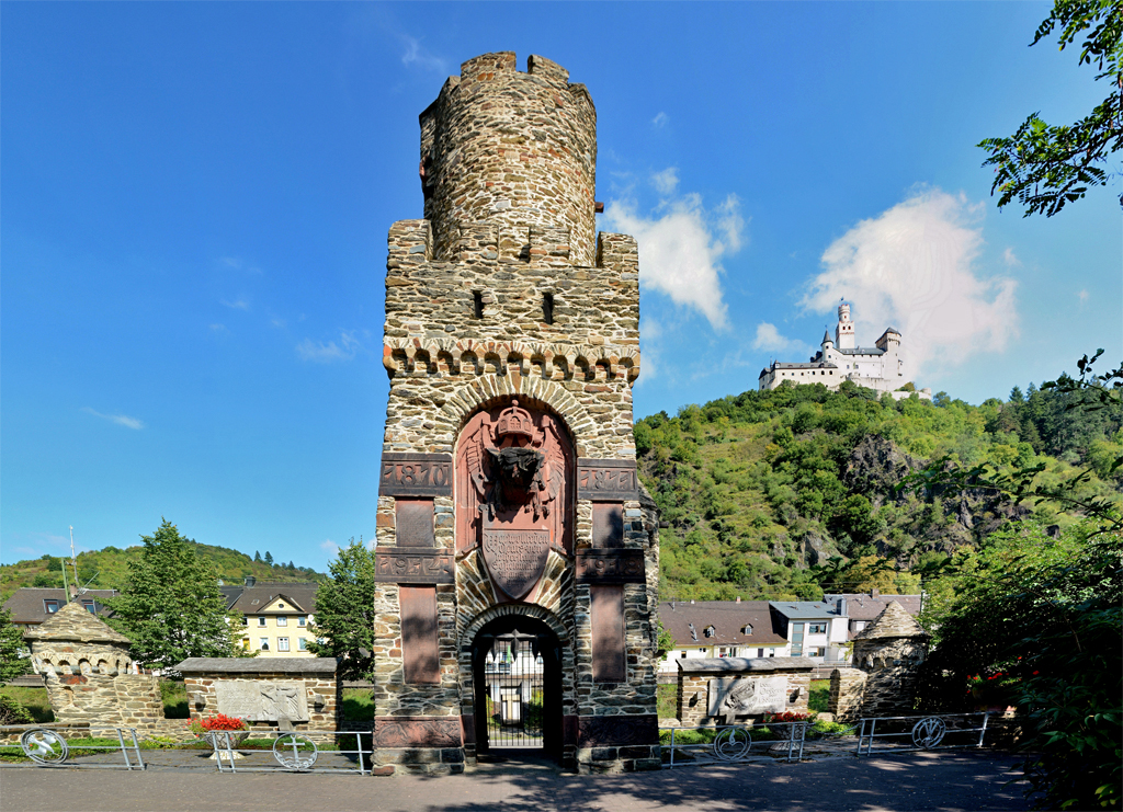 Kriegerdenkmal der Kriege 1870/1871 und 1914 - 1918 und im Hintergrund auf dem Berg die Marksburg. Braubach am Rhein 17.09.2014