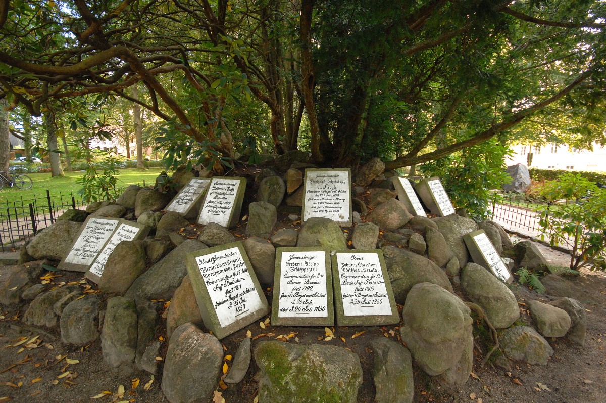 Kriegergrber auf dem Alten Friedhof in Flensburg. Im sdlichen, von Grbern 1909 fast freigerumten Teil des Alten Friedhofs erhebt sich seit 2011 wieder der Idstedt-Lwe in Erinnerung an die Schlacht von Idstedt im Dreijhrigen Brgerkrieg von 1848 bis 1850 am 25. Juli 1850 und an die heute berwundenen deutsch-dnischen Gegenstze jener Zeit. Aufnahme: September 2011.