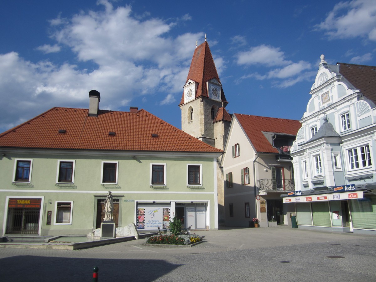Krieglach, Pfarrkirche Hl. Jakobus, erbaut 1512 am Hauptplatz (17.08.2013)