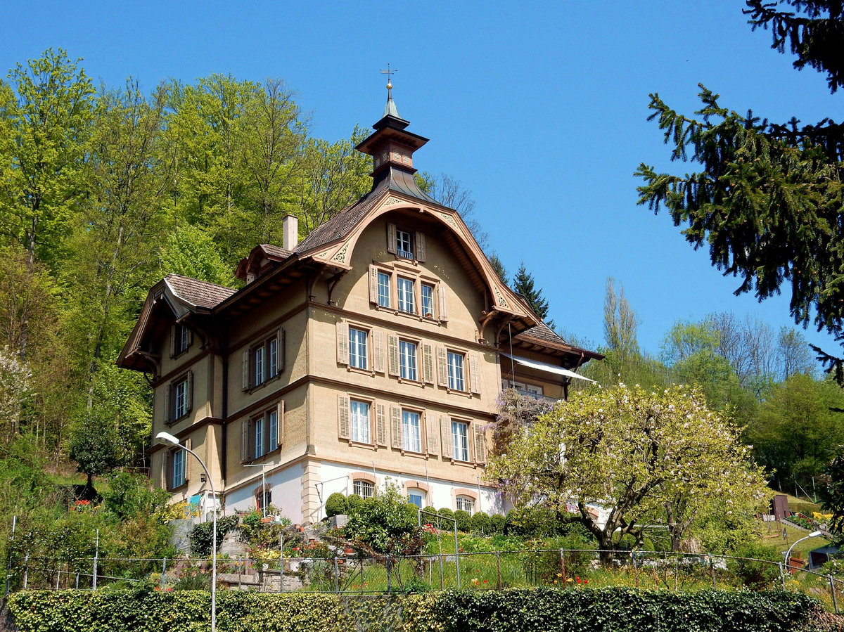 Kriens, schne Villa an der Weinhalde 1, bei der Talstation der Standseilbahn zum Sonnenberg - 23.04.2015