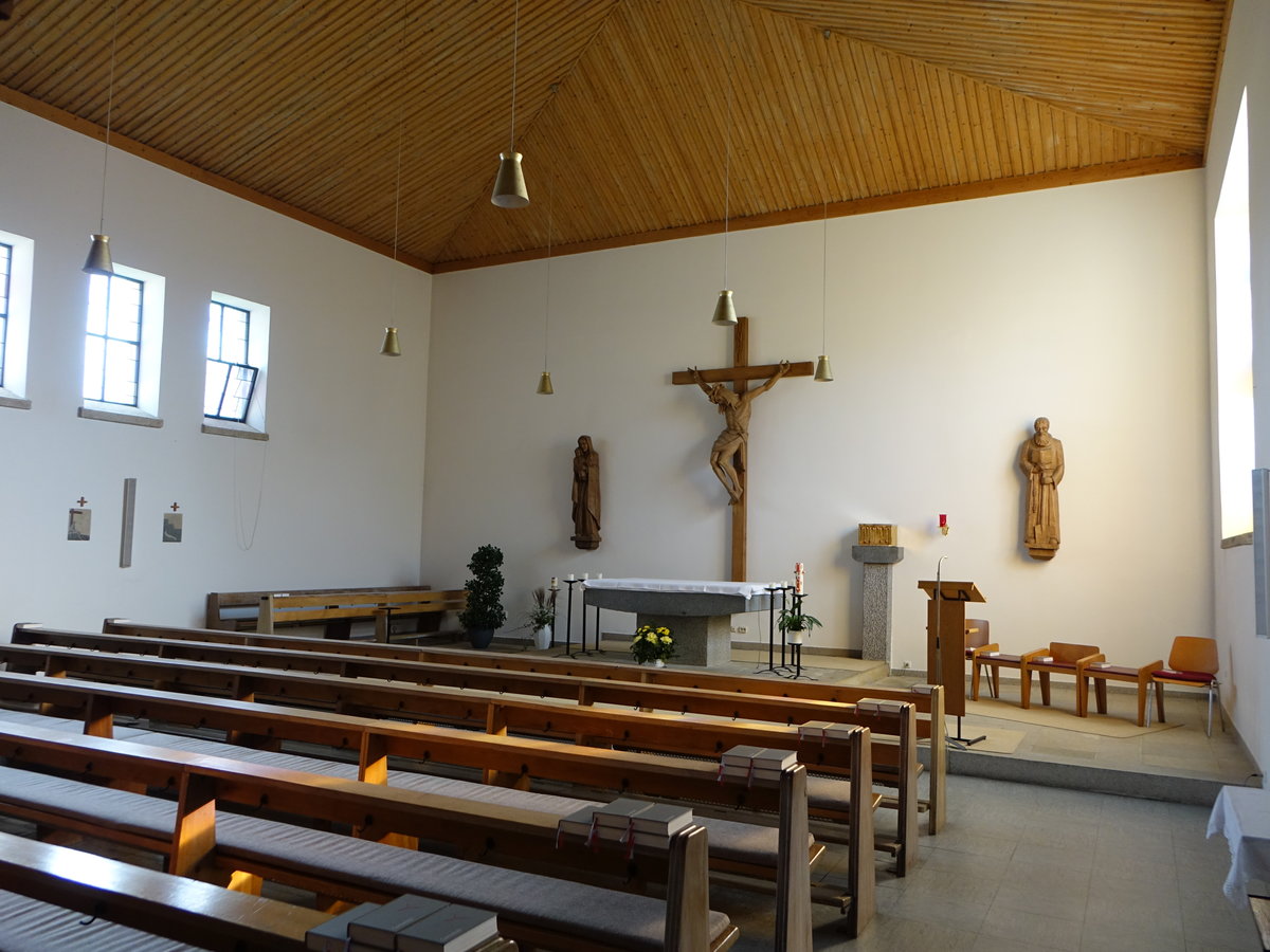 Krinning, Innenraum mit Figuren vom Bildhauer Fritz Schuster in der kath. St. Gunther Kirche (21.10.2018)