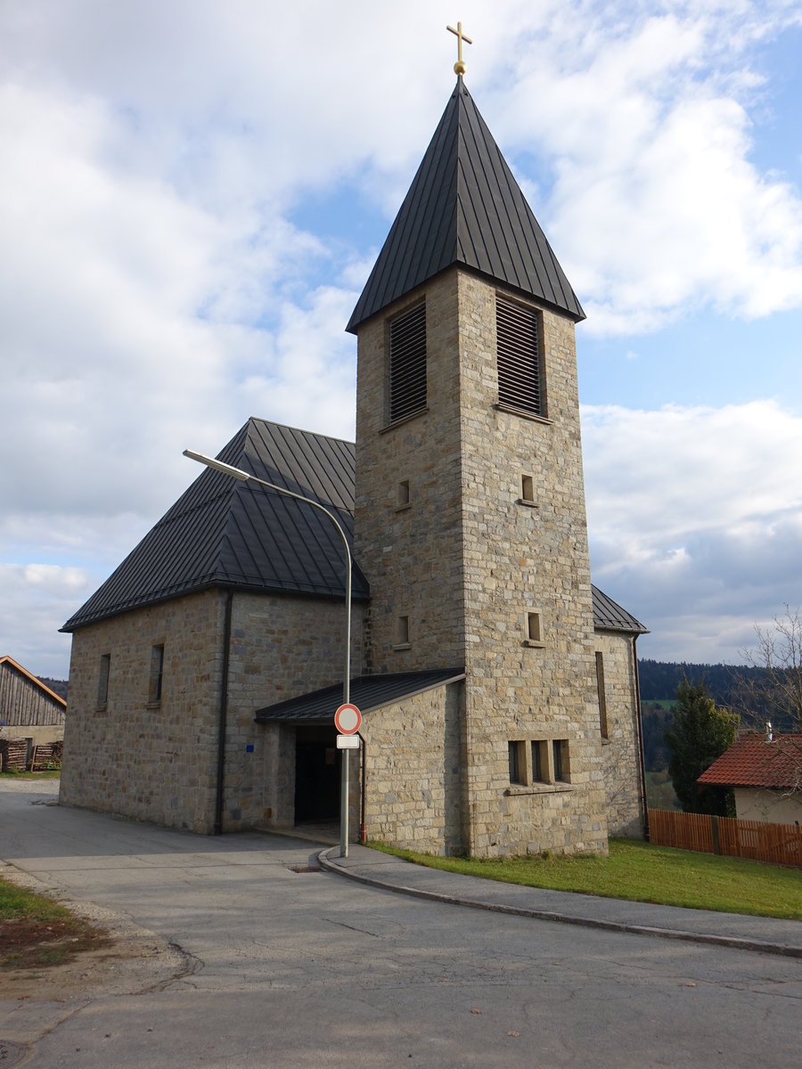 Krinning, kath. Pfarrkirche St. Gunther, erbaut 1961 durch den Architekten Alfons Hornsteiner (21.10.2018)