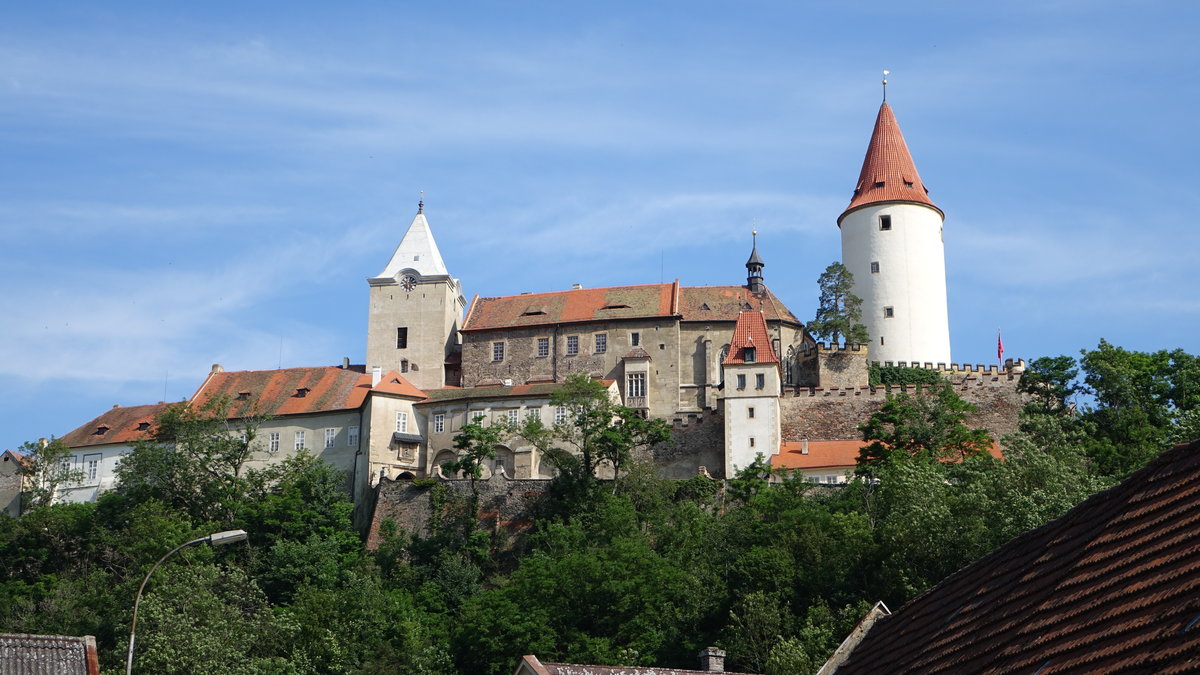 Krivoklat / Prglitz, sptgotische Burganlage ber dem Rokonitz Bach, erbaut ab 1109, hoher Rundturm erbaut im 13. Jahrhundert (27.06.2020)