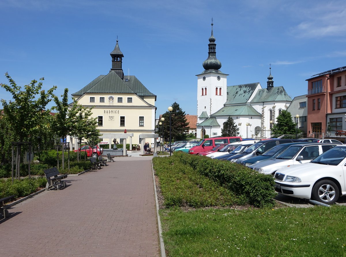 Krizanov, Rathaus und St. Wenzel Kirche am Benesovo Namesti (30.05.2019)