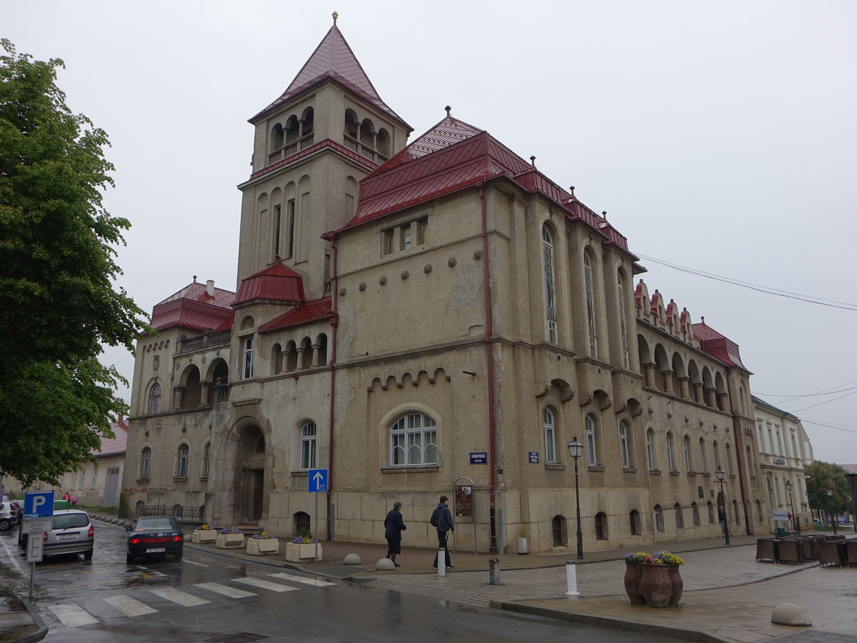 Krizevci, kroatische Halle, monumentales Gebäude erbaut von 1908 bis 1914 durch den Architekten Stjepan Podhorski, heute Musikschule und Bibliothek (03.05.2017)