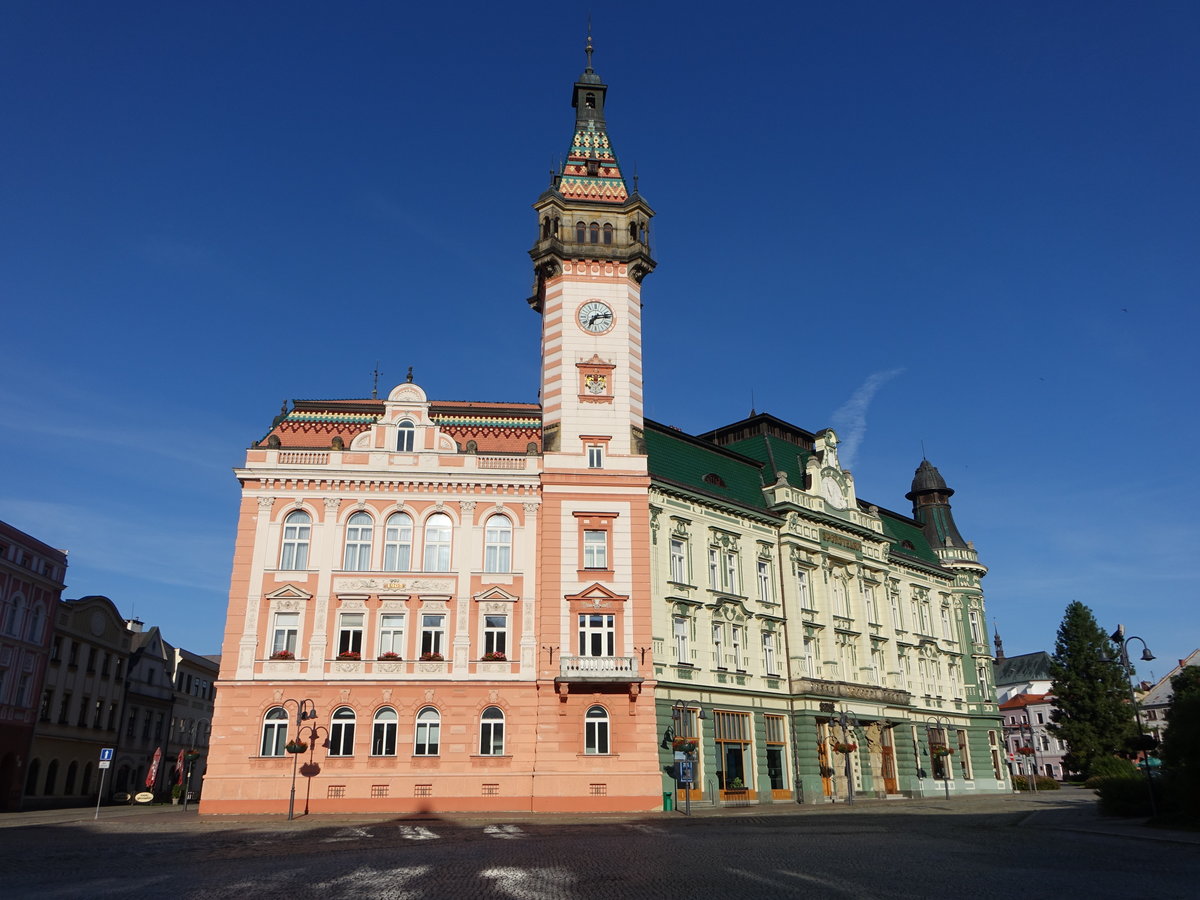 Krnov / Jgerndorf, Rathaus und Sparkasse am Hauptplatz Hlavni Namesti (02.08.2020)
