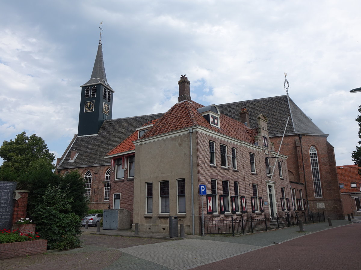 Krommenie, ref. Kirche und Rathaus, Kirche erbaut von 1657 bis 1658, Rathaus erbaut 1706 (26.08.2016)