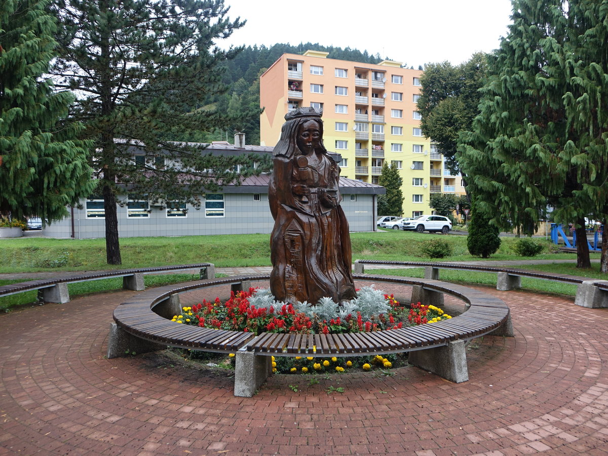 Krompachy / Krompach, Holzskulptur am Namesti Slobody (01.09.2020)