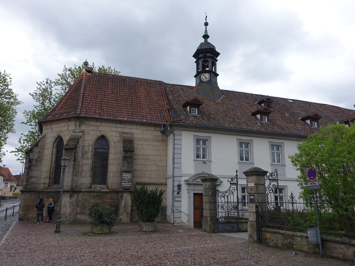 Kronach, Katholische Spitalkirche St. Anna, Langhaus zum Spitalgebude des 18. Jahrhunderts, erbaut von 1464 bis 1467 (15.04.2017)