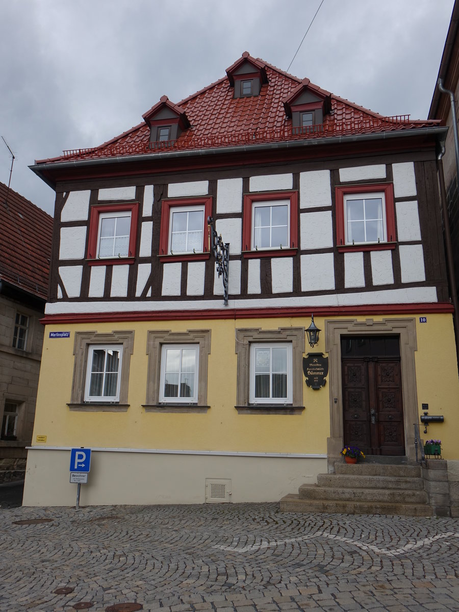 Kronach, Wohnhaus am Martinsplatz, Zweigeschossiger Walmdachbau mit Fachwerkobergeschoss, im Kern sptmittelalterlich, Erneuerungen 18./19. Jahrhundert (15.04.2017)