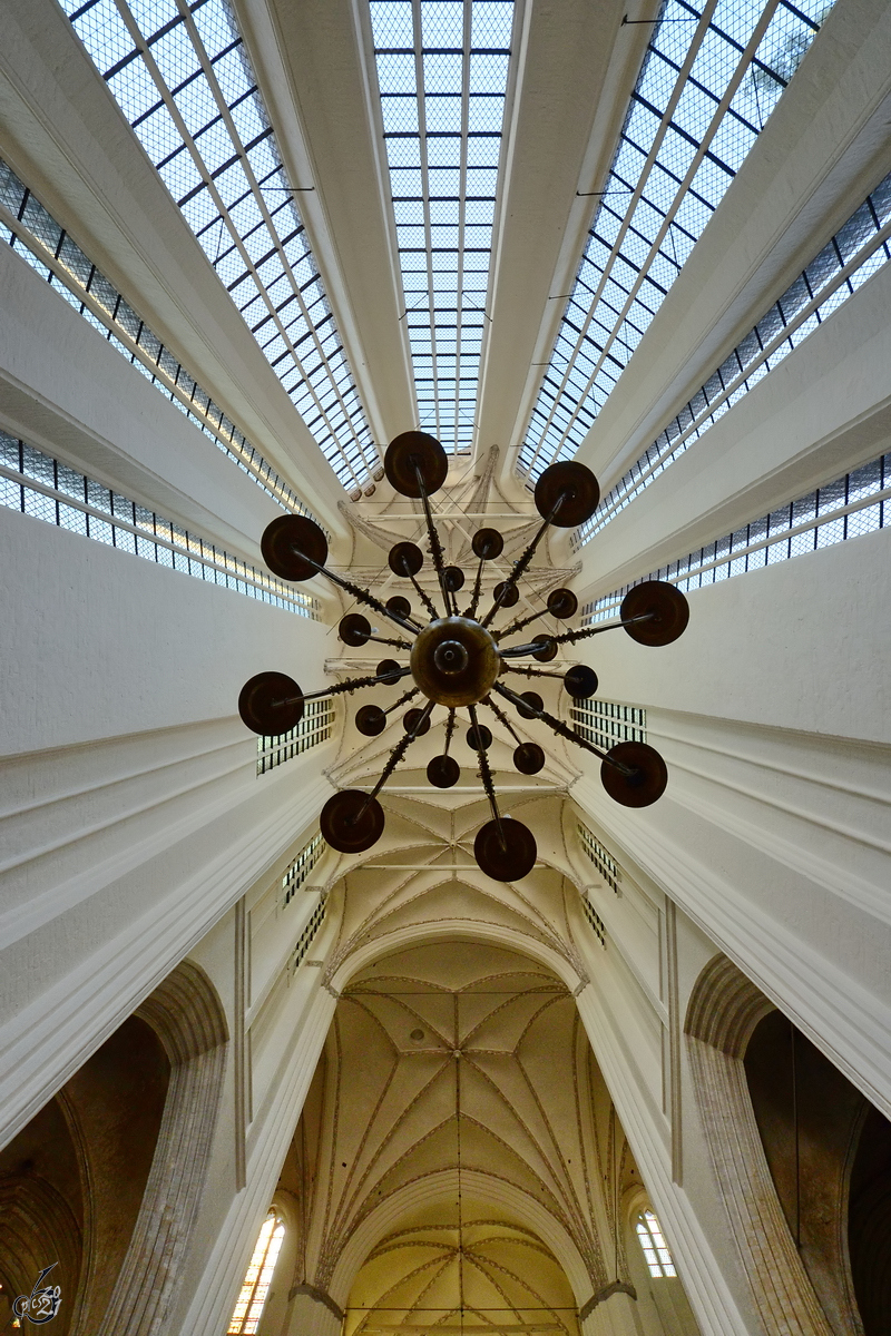 Kronleuchter und Sterngewlbe der Marienkirche in Rostock. (August 2013)