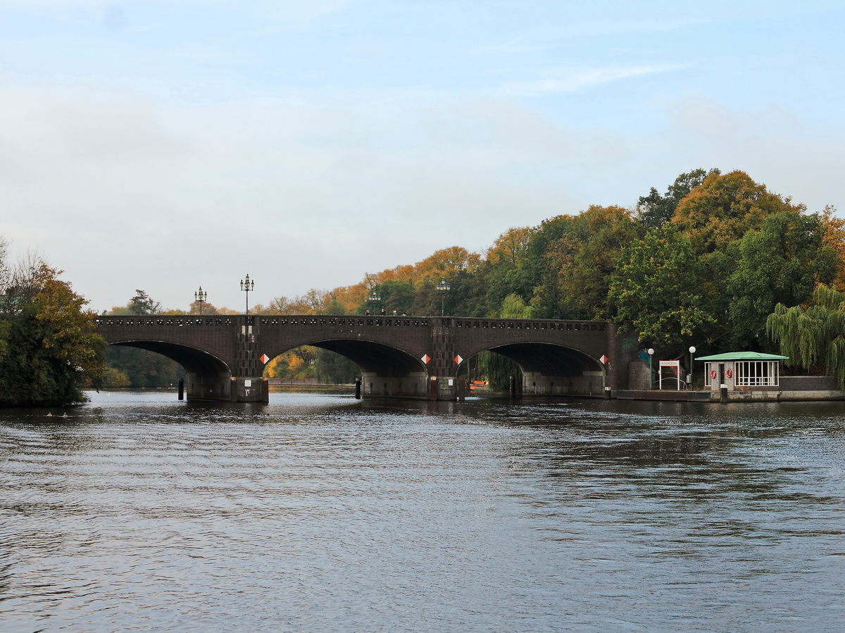 Krugkoppelbrcke ber die Alster in Hamburg am 24. Oktober 2016.