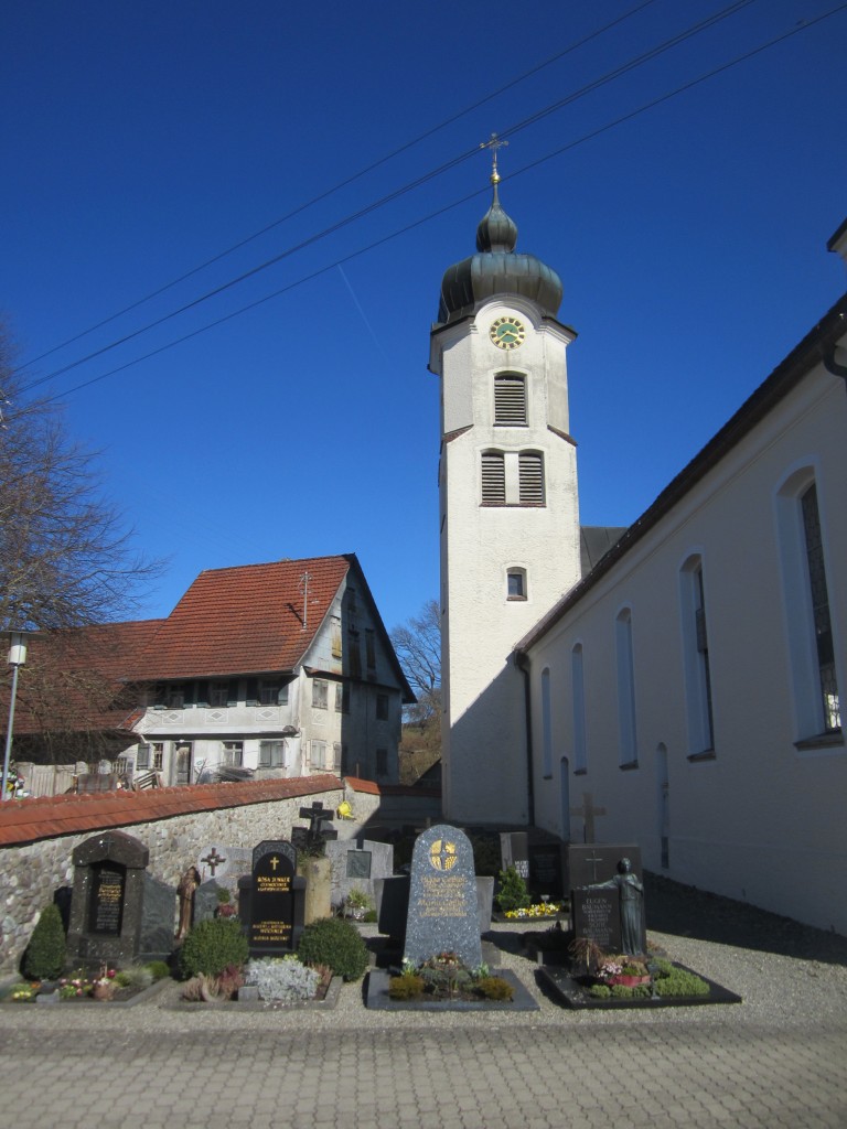 Krumbach bei Tettnang, Pfarrkirche St. Georg, erbaut ab 1709, erweiter 1899, neue barocke Turmhaube von 1927 (17.03.2014)