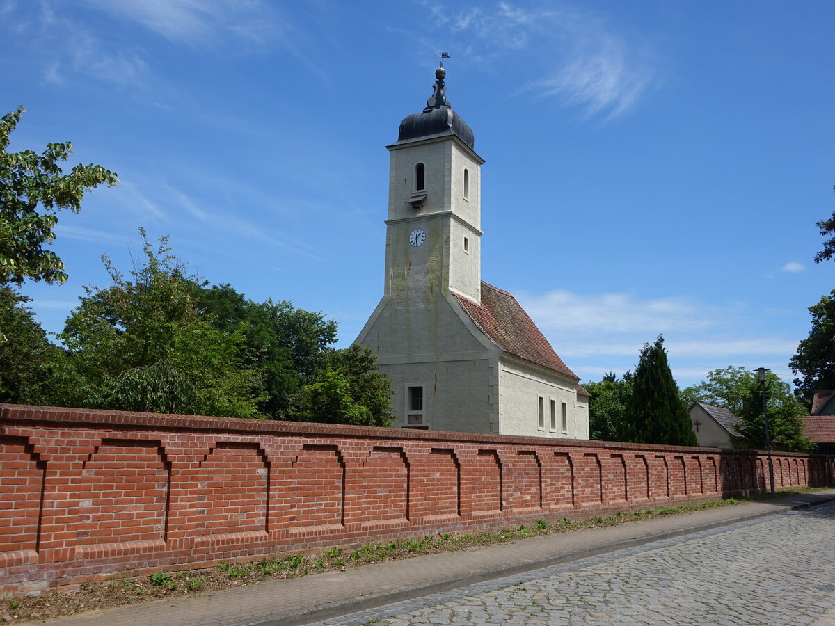 Krumke, evangelische Kirche, sp�tromanischer Feldsteinbau aus der Mitte des 12. Jahrhunderts (23.06.2026)