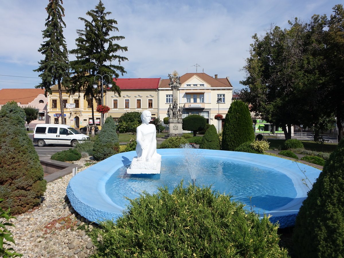 Krupina / Karpfen, Brunnen am Hauptplatz Namesti 29. Augusta (29.08.2020)