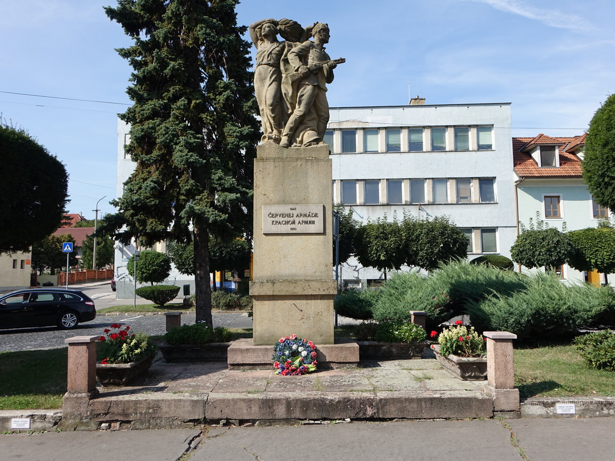 Krupina / Karpfen, sowjetisches Ehrenmal am Namesti 29. Augusta (29.08.2020)