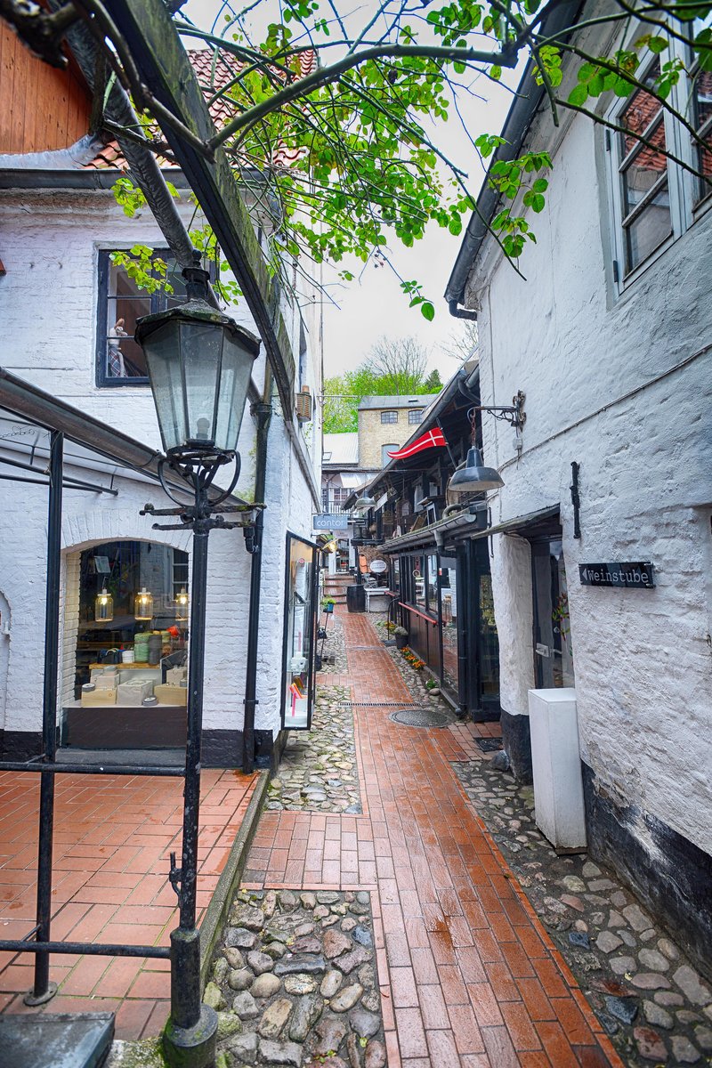 Krusehof in der Roten Strae in Flensburg. Die Rote Strae, lange Zeit das Ausspann- und Absteigequartier der Marktbeschicker, ist nach Abbruch des Roten Tores um 1874 und Beseitigung der Tpferstrae in den sechziger Jahren des vorigen Jahrhunderts in weiten Teilen durch Baulcken, die Parkhausfassade und  nicht mastbliche Neubauten geprgt. 
Aufnahme: 2. Mai 2020.