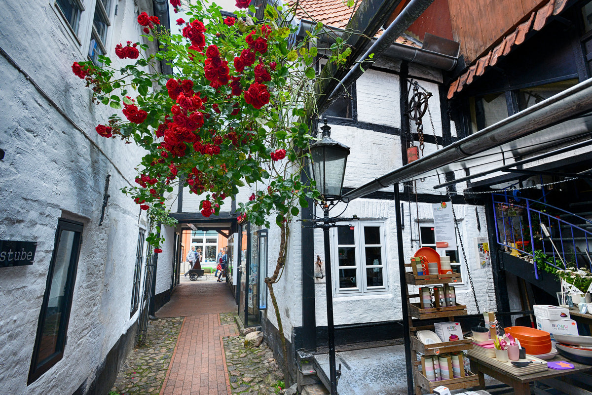 Krusehof in der Roten Strae, Flensburg. Im Krusehof begann der Aufstieg der ltesten Strae Flensburgs zur Sehenswrdigkeit. Der Glasknstler Gnter Kruse machte den Hof zum Schmuckstck. Aufnahme: 11. Juli 2020.