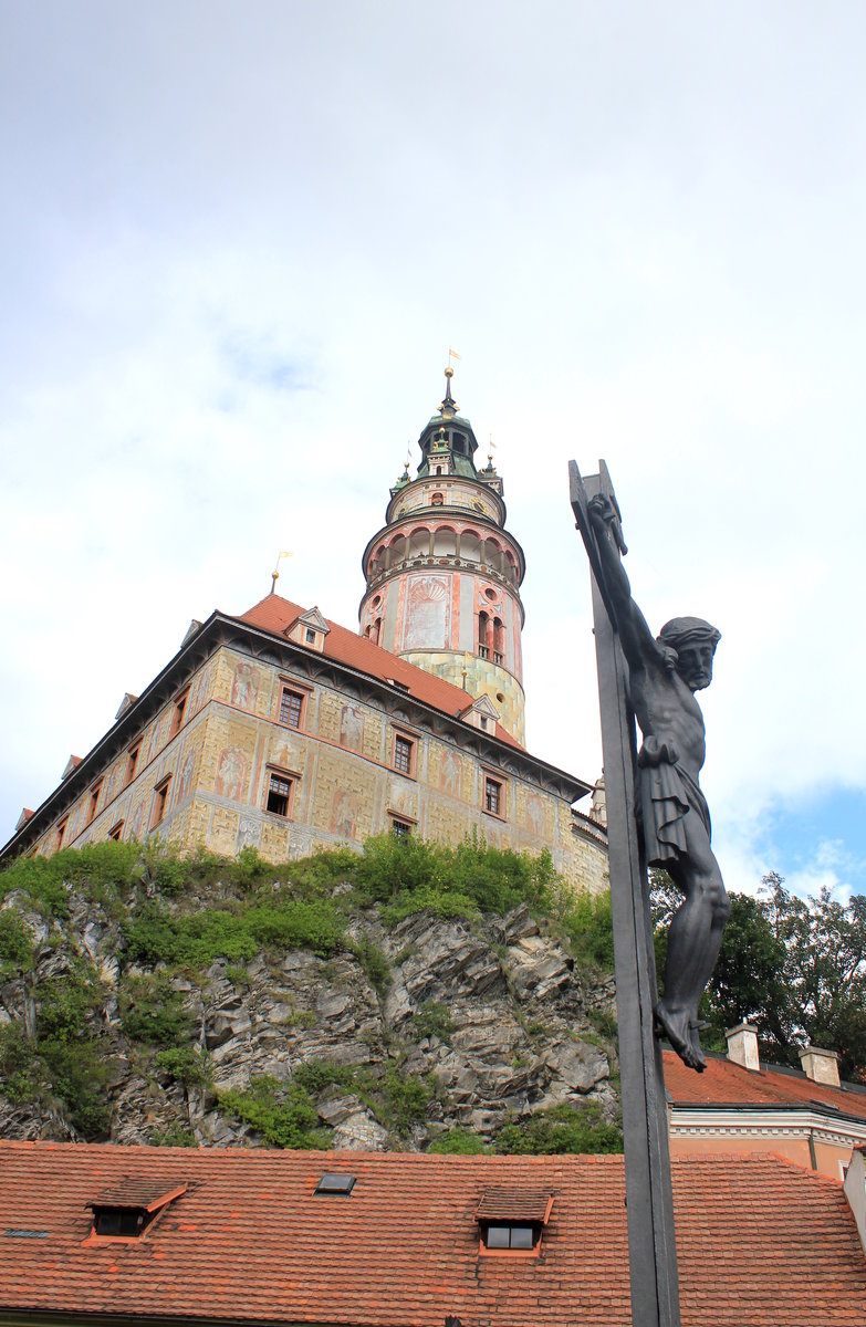 Kruzifix vor dem Schlossturm in Česk Krumlov am 15.08.2020. 