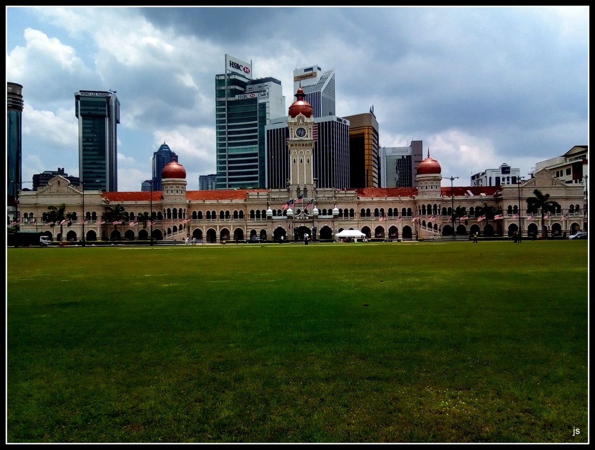 Kuala Lumpur, Merdeka Square oder Dataran Merdeka, also der Platz, selbstverstndlich mitten im Herzen der Stadt gelegen, unter britischer Herrschaft ein Cricketfeld, wo am 31. August 1957 die Unabhngigkeit Malaysias erklrt wurde. In der malaysischen und indonesischen Sprache bedeutet das Wort Merdeka entweder Freiheit oder Unabhngigkeit. BTW Bahasa Malaysia und Bahasa Indonesia ist die gleiche Sprache in zwei standardisierten Sprachvarianten (wie beispielsweise Kroatisch und Serbisch). Sept. 2018.