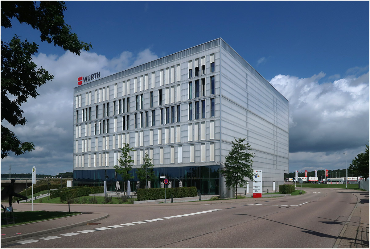 Kubus -

Das Gebude O der Wrth GmbH in Knzelsau-Gaisbach wurde 2016 fertiggestellt und von den Architekten Allmann Sattler Wappener aus Mnchen geplant.

29.07.2021 (M)