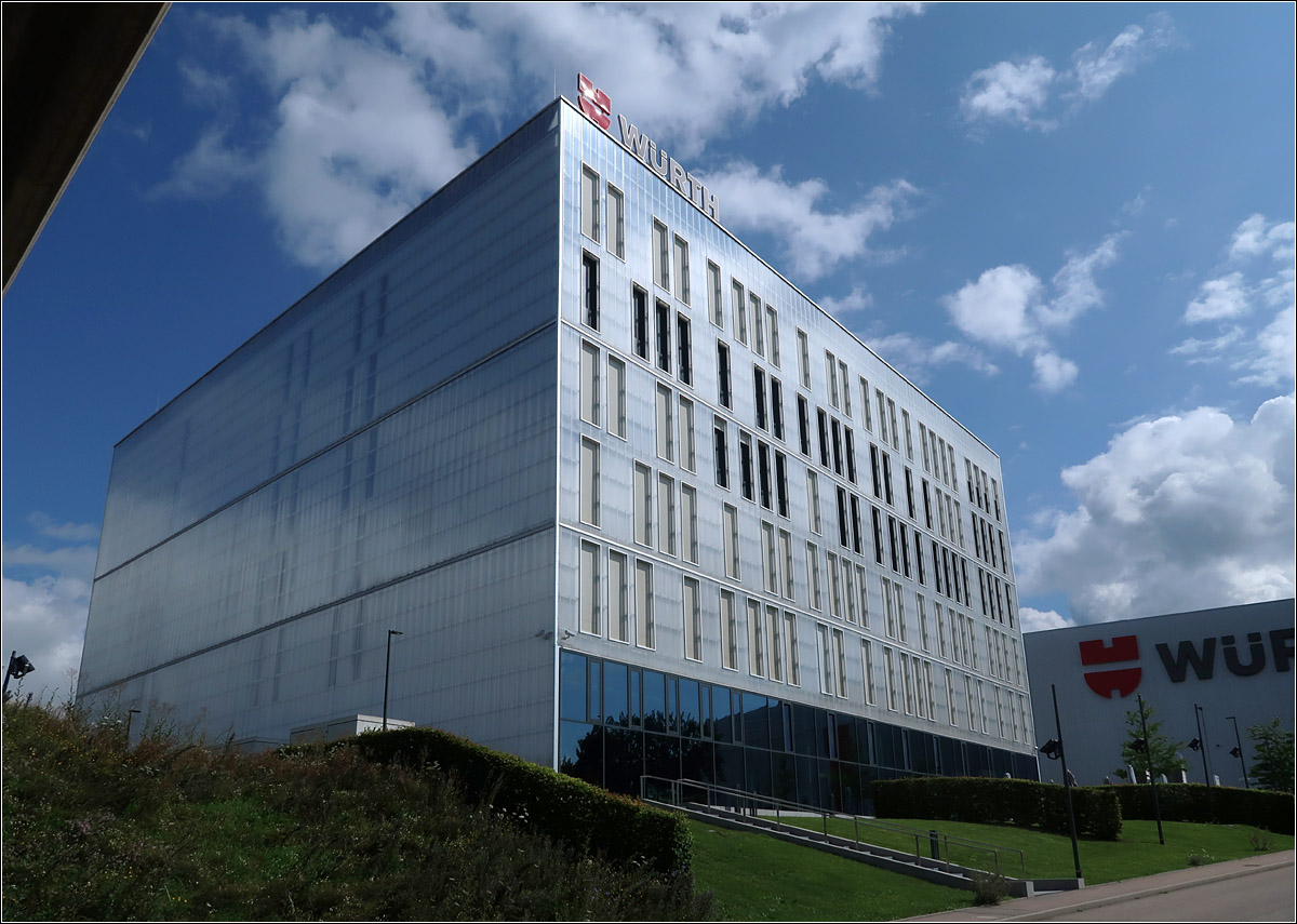 Kubus -

Interessant die Polycarbonat-Verkleidung der Fassade der Wrth Niederlassung in Knzelsau-Gaisbach, dem Stammsitz des Unternehmens. Blick von unterhalb der Bundesstraebrcke auf das Gebude.

29.07.2021 (M)