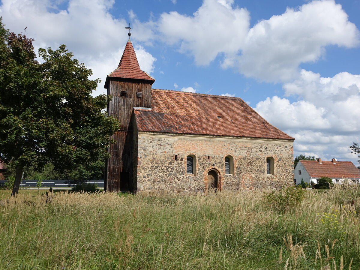 K�mmritz, evangelische Kirche, Feldsteinkirche aus dem 14. Jahrhundert, Kirchturm 17. Jahrhundert (08.09.2025)