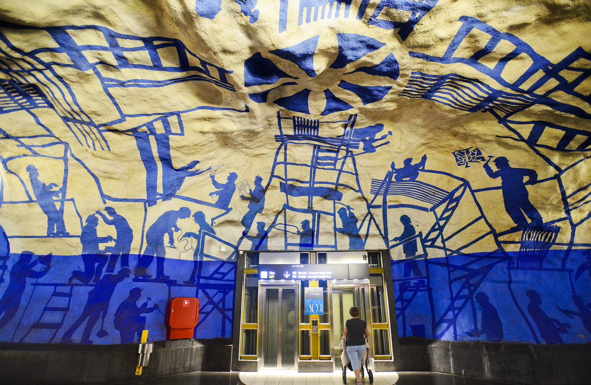 Knstlerarbeiten an der Station T-Centralen. Mit U-Bahn Stationen verbinden wir oft hssliche und ziemlich verwahrloste Orte. Dass es auch ganz anders geht, zeigt Stockholm – dort ist im Untergrund nmlich Kunst angesagt. Aufnahme: 28. Juli 2017.