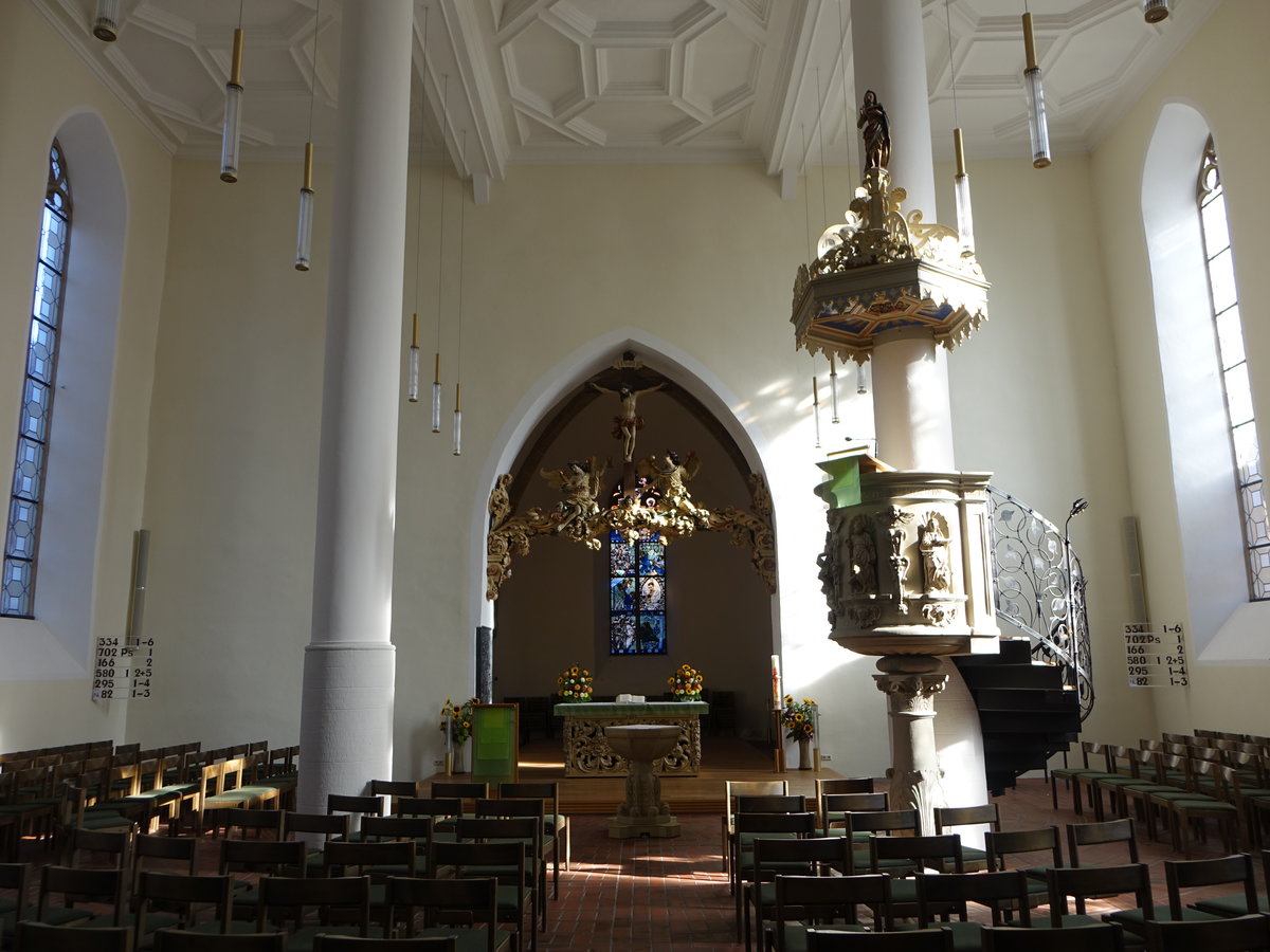 Knzelsau, Innenraum der Ev. Stadtkirche, Kanzel von Leonhard Kern, Altar von Johann Friedrich Sommer, Triumpfkreuz von Johann Jacob Sommer (15.10.2017)