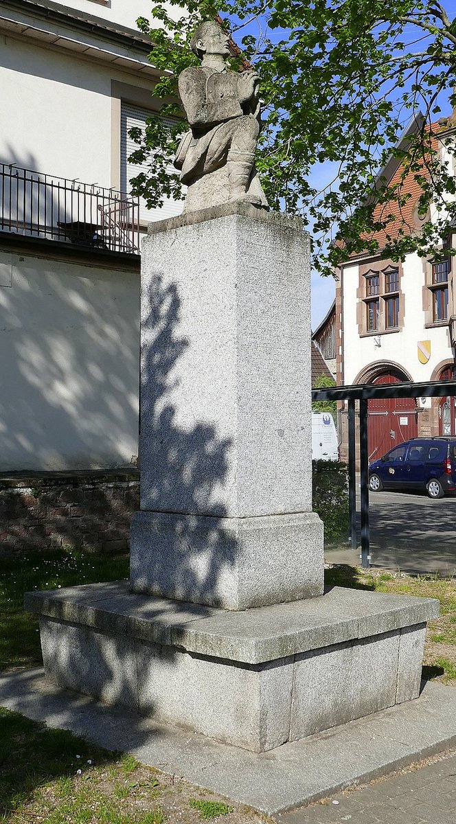 Krzell, Denkmal fr die Gefallenen der beiden Weltkriege auf dem Kirchplatz, April 2020