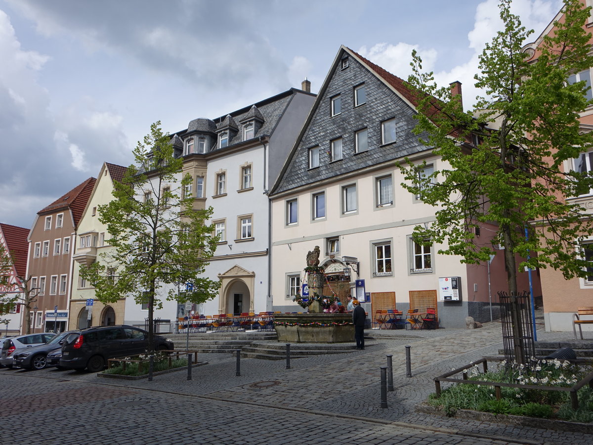 Kulmbach, Gebude und Brunnen in der oberen Stadt (16.04.2017)