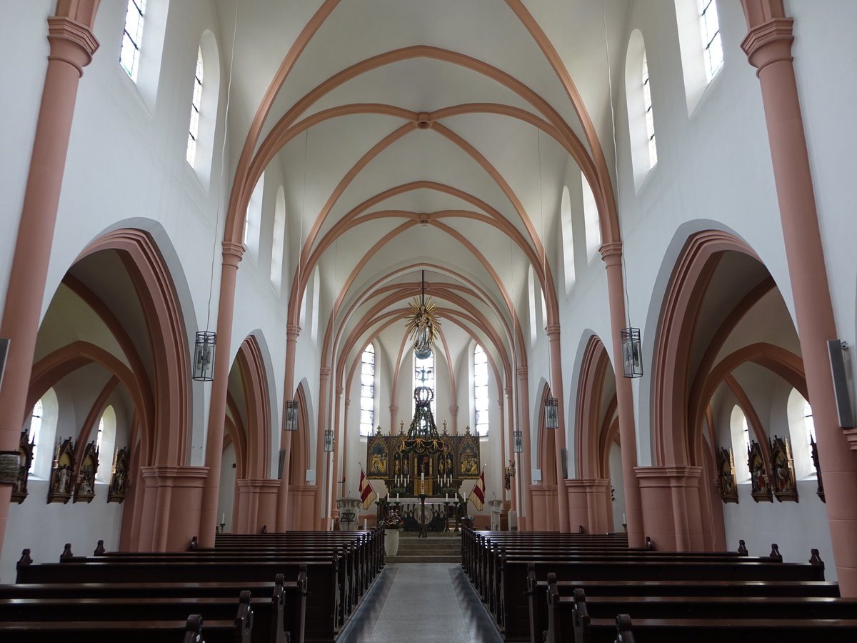 Kulmbach, neugotischer Innenraum der Pfarrkirche zu unseren lieben Frau (16.04.2017)