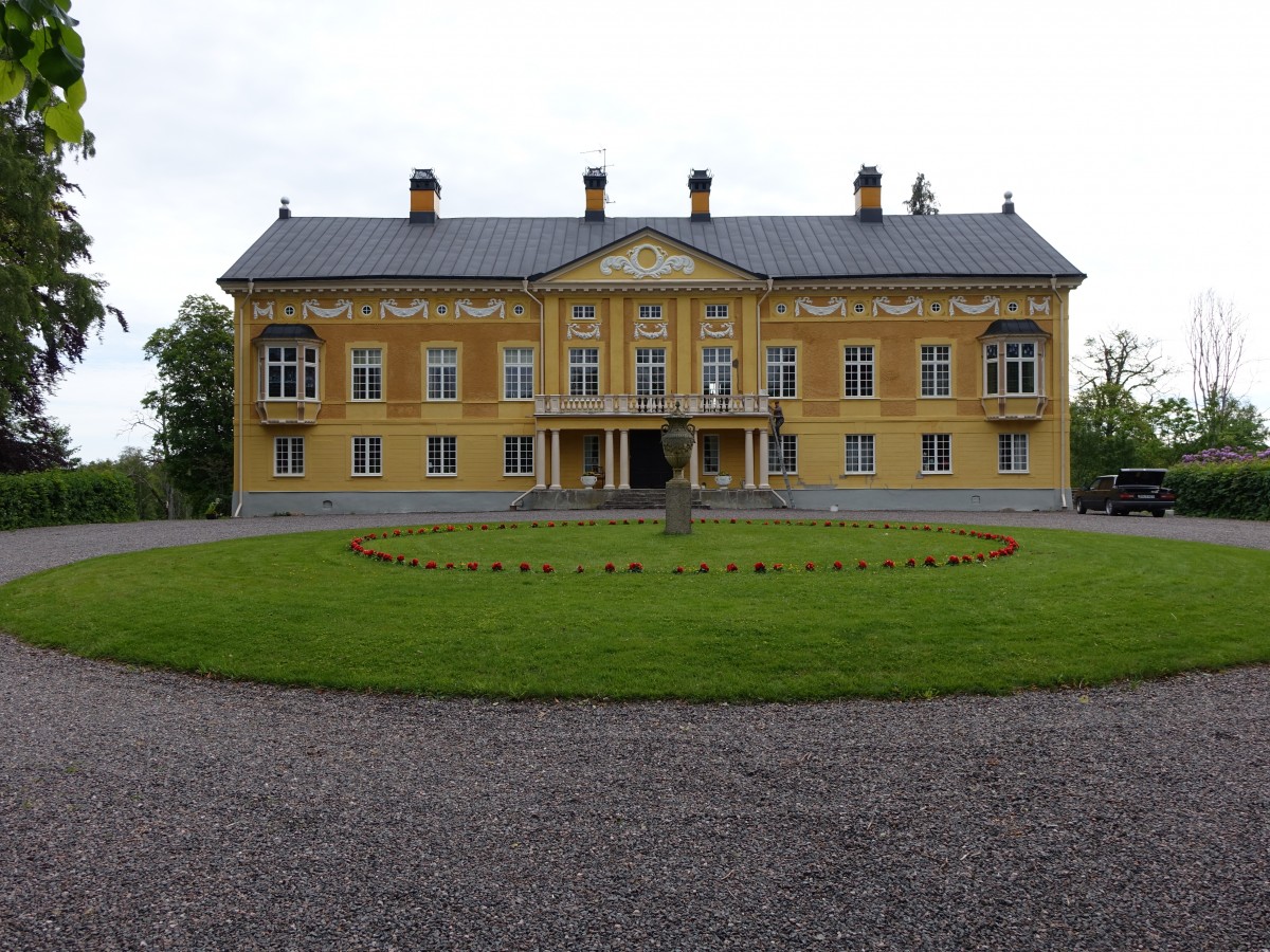Kumla, Herrenhof von Trystorp, im 15. Jahrhundert angelegter Herrenhof, sein heutiges Aussehen verdankt er einer Restaurierung von 1888 bis 1889 (17.06.2015)