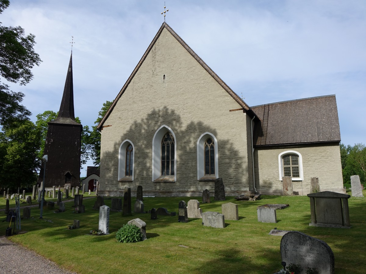 Kumla, Ortsteil Skllersta, dreischiffe turmlose Kirche vom Ende des 13. Jahrhundert, frei stehender Glockenturm von 1666 (17.06.2015)