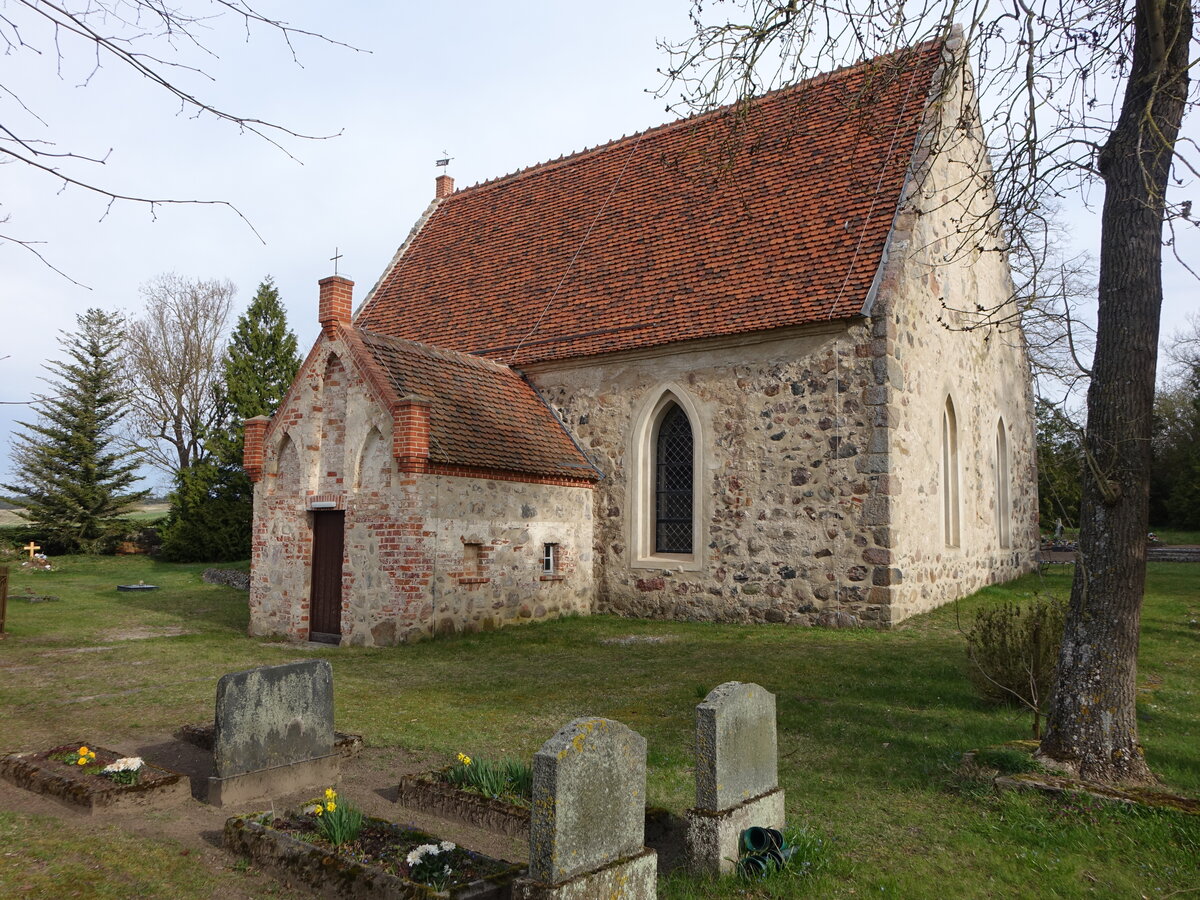 Kummerow, evangelische Kirche, Feldsteinkirche aus dem 13. Jahrhundert (10.04.2026)
