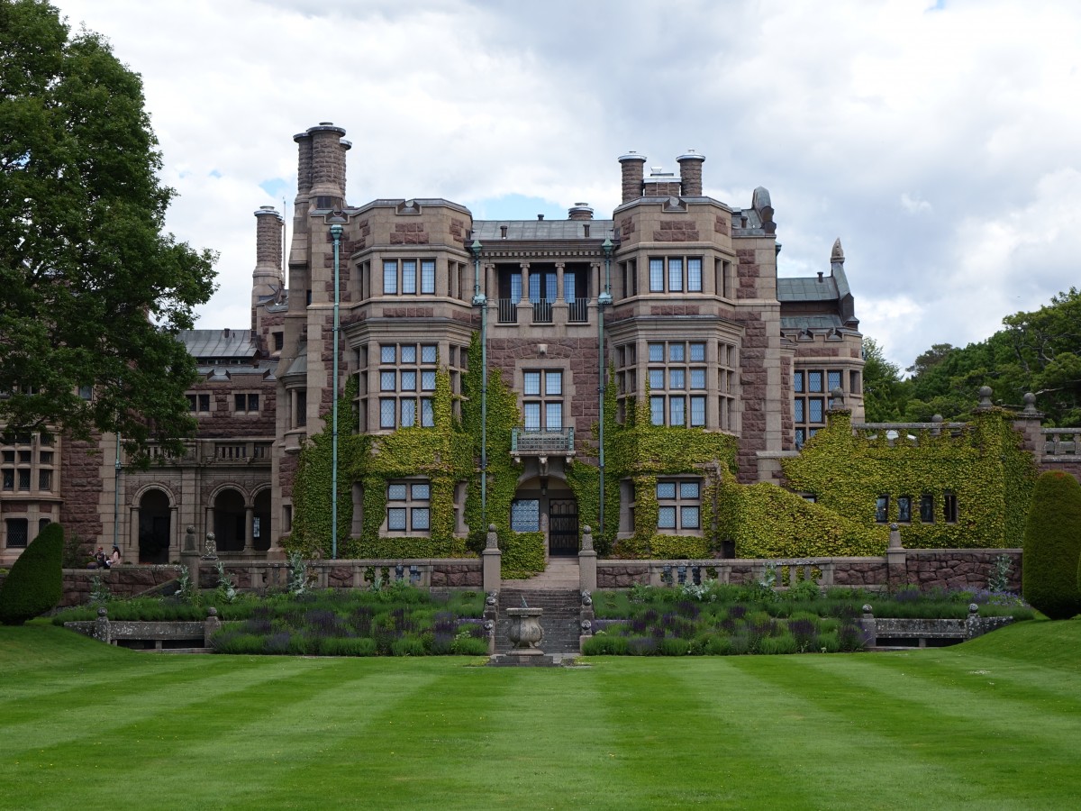 Kungsbacka, Schloss Tjolholm, erbaut von 1897 bis 1904 durch Fredrik Dickson, Architekt Lars Israel Wahlman (20.06.2015)