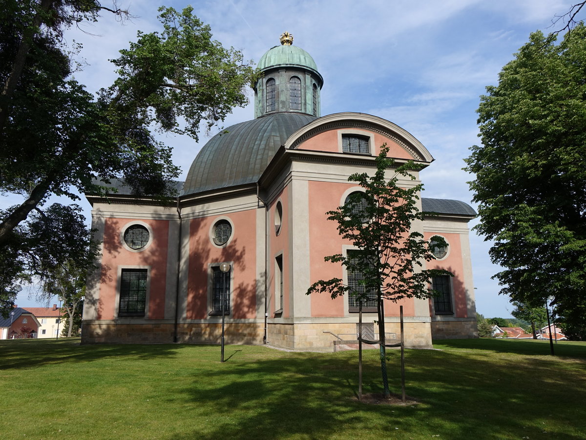 Kungsr, Knig Karl Kirche, Zentralbau mit mchtiger Kuppel, erbaut von 1691 bis 1700 durch Nicodemus Tessin, Altargemlde von David Klcker von Ehrenstrahl, Kanzel von 1691 von B. Precht (15.06.2016)