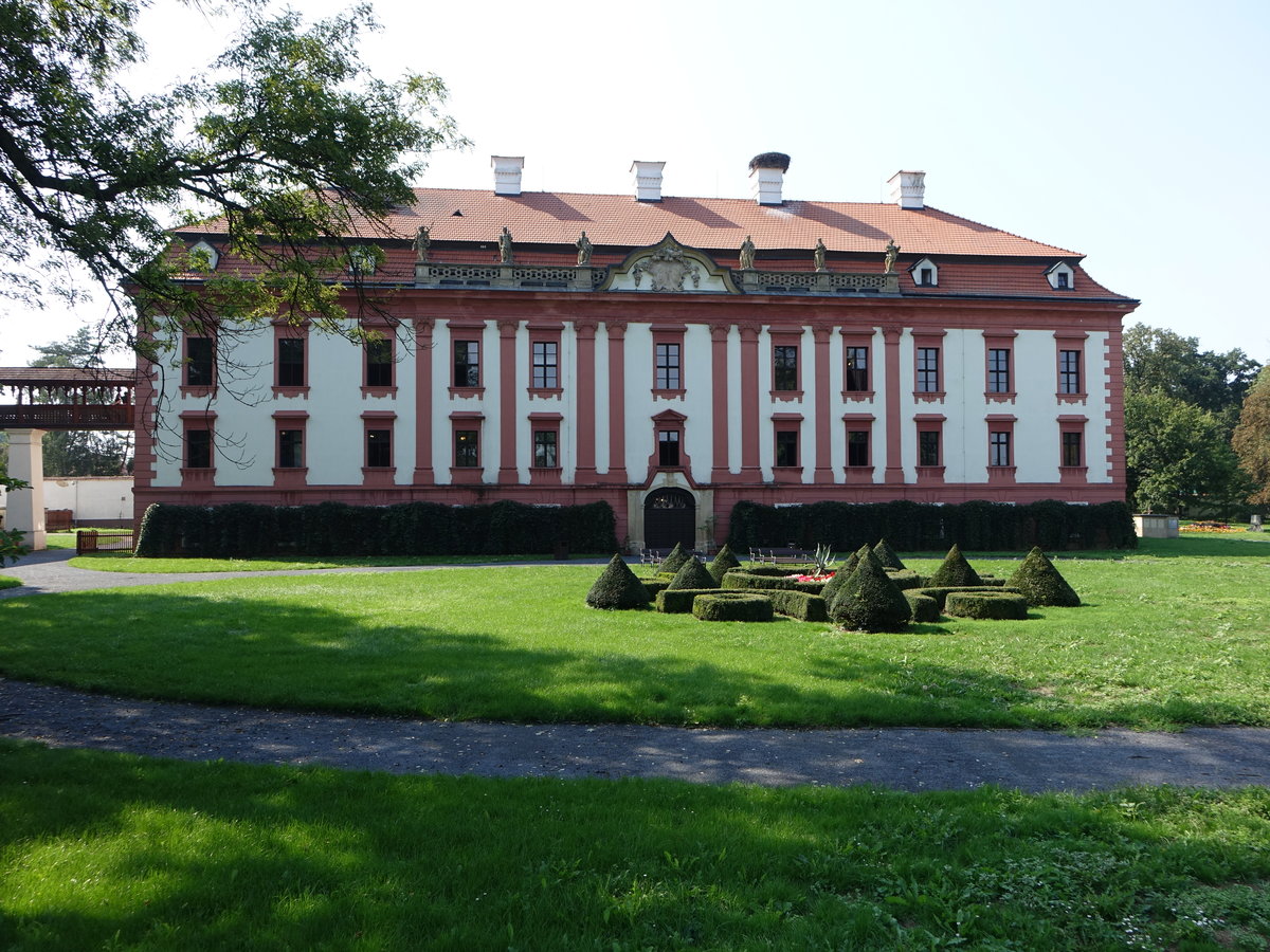 Kunin / Kunewald, Schloss, erbaut von 1726 bis 1734 nach Plnen des Wiener Architekten Johann Lucas von Hildebrandt (31.08.2019)