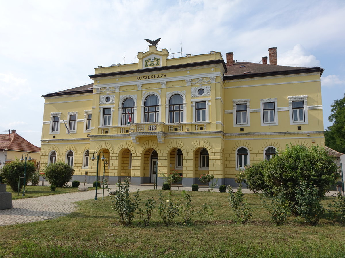 Kunmadaras, Rathausgebäude am Kossuth Lajos Ter (25.08.2019)