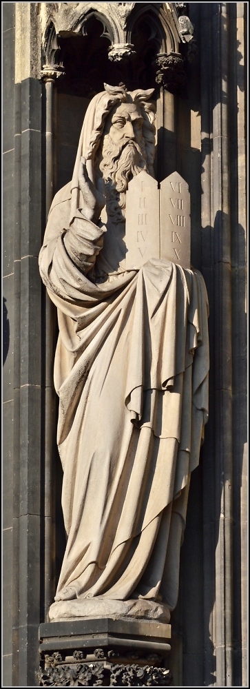 Kunst am Klner Dom - Heiligenfiguren. Frhjahr 2014.