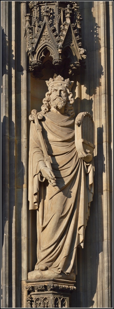 Kunst am Klner Dom - Heiligenfiguren. Frhjahr 2014.