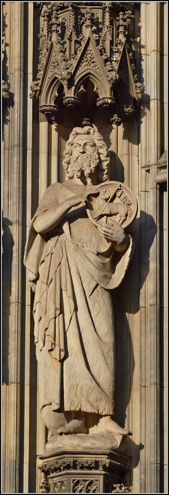 Kunst am Klner Dom - Heiligenfiguren. Frhjahr 2014.