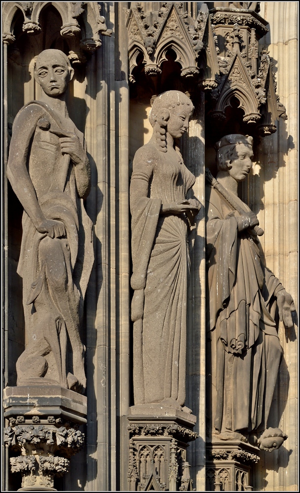 Kunst am Klner Dom - Heiligenfiguren. Hier scheint der Jugendstil oder Vorgngerstile einen bedeutenden Einfluss gehabt zu haben. Die Reize der Heiligen in der Mitte sind irgendwie recht unheilig... Frhjahr 2014.