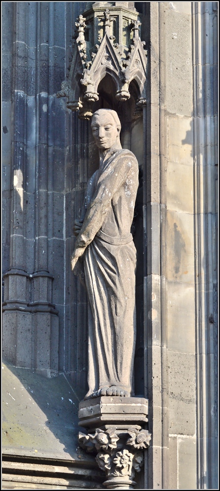 Kunst am Kölner Dom - Heiligenfiguren. Fast schon expressionistische Züge zeigt diese Figur. Beim Anblick in Natura ist der Betrachter vom gesamten Bauwerk so überwältigt, dass er den Stilbruch im Detail nicht bemerkt. Frühjahr 2014.