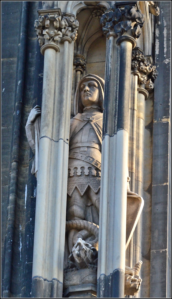 Kunst am Klner Dom - Heiligenfiguren. Oder ist das hier ein Mzen? Frhjahr 2014.