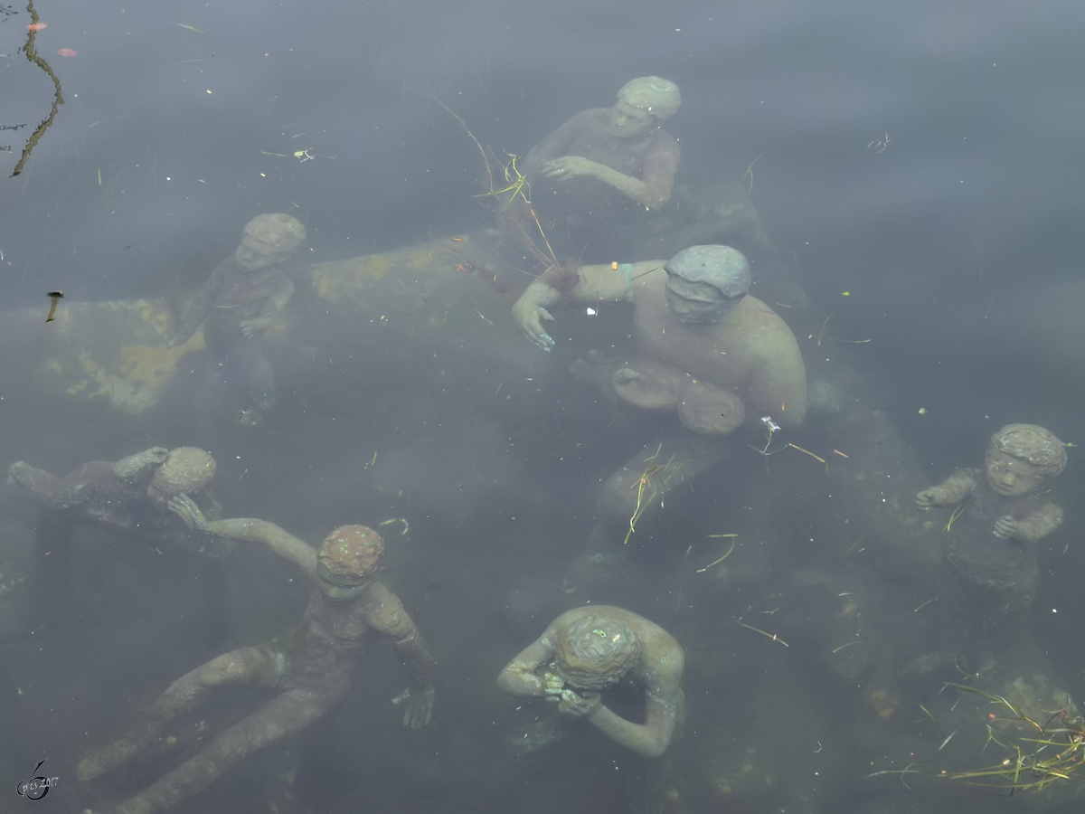 Kunst, die man leicht bersehen kann. Die Bronzeskulptur-Gruppe mit dem Namen  Agnete und der Wassermann  auf dem Grund des Slotsholm Kanales. (Kopenhagen, Mai 2010)