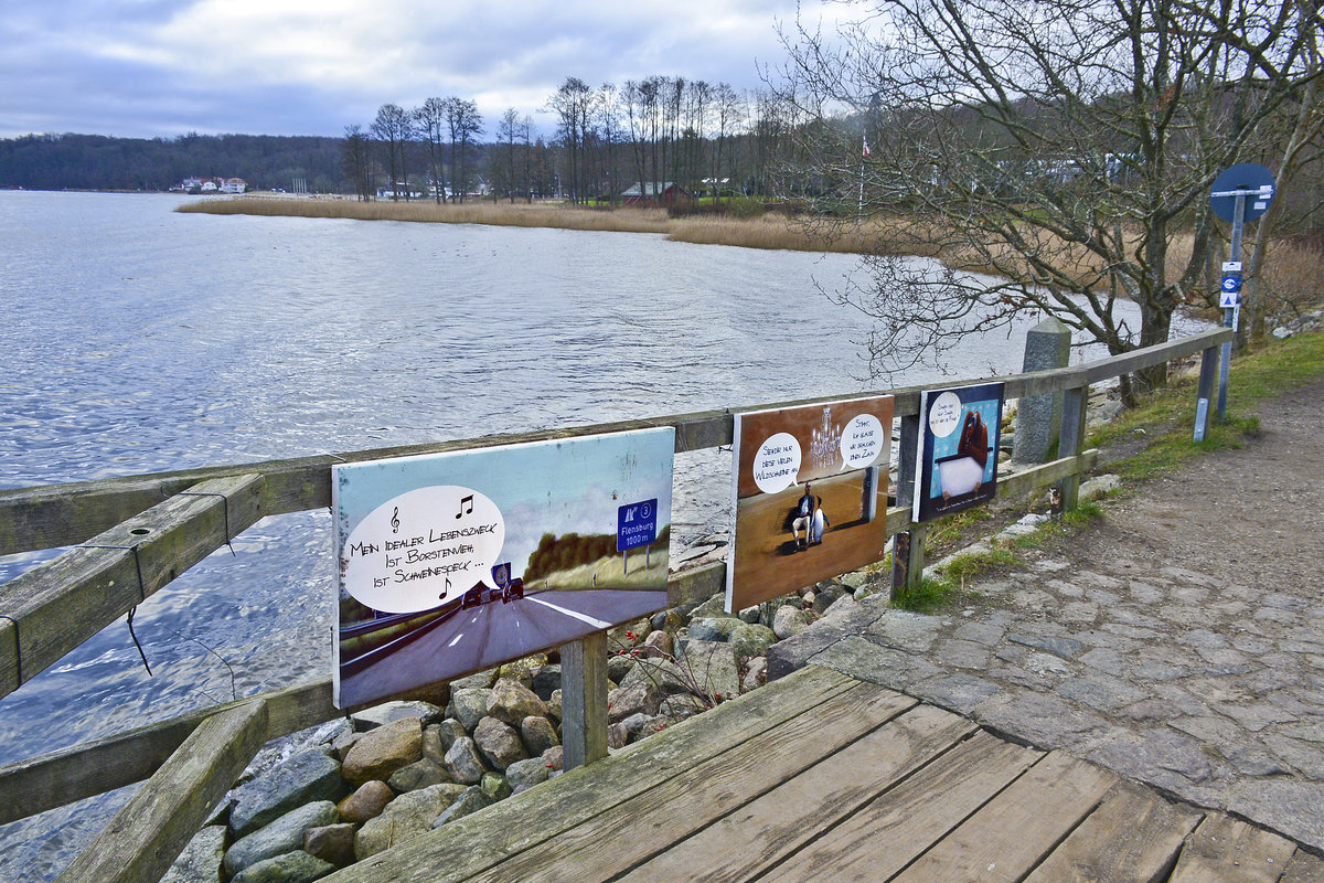 Kunstdrcke des Flensburger Knstlers Christian Ristau hngt an das Gelnder der Holzbrcke zwischen Wassersleben und dem Kollunder Wald auf dnischer Seite der Staatsgrenze. Im Hintergrund ist die Flensburger Frde zu sehen. Aufnahme: 5. Januar 2021.