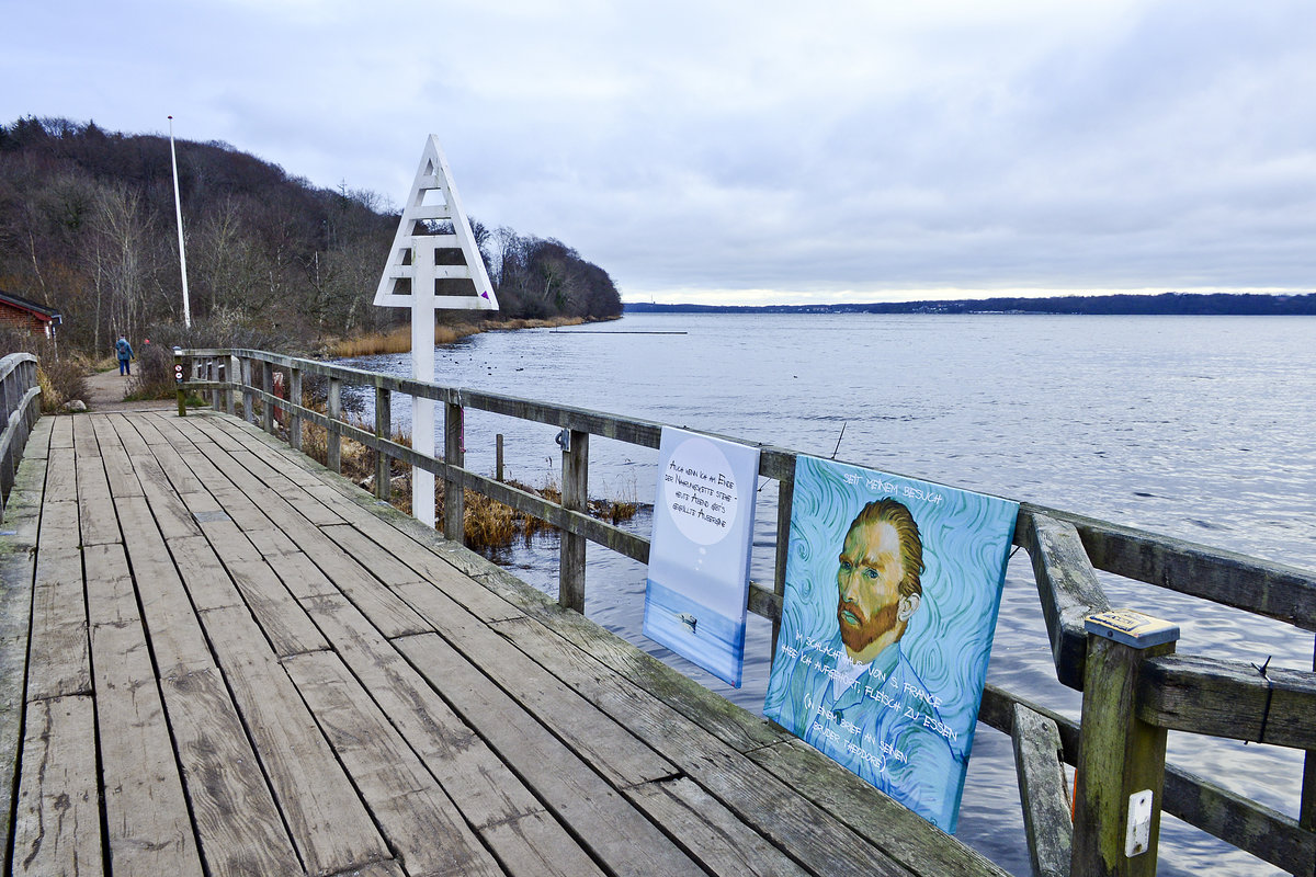 Kunstdrcke des Flensburger Knstlers Christian Ristau hngt an das Gelnder der Holzbrcke zwischen Wassersleben und dem Kollunder Wald auf dnischer Seite der Staatsgrenze. Aufnahme: 5. Januar 2021.