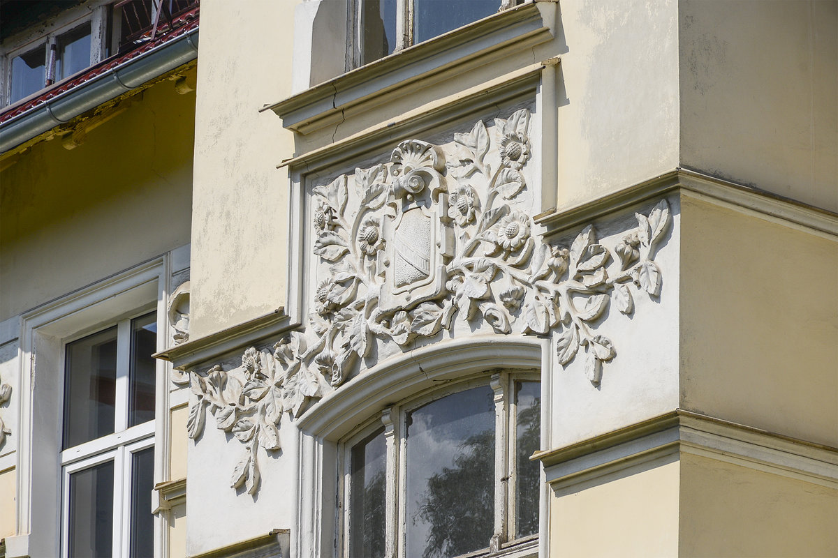 Kunstvoll geschmiedeteFassade im Danziger Stadtteil Langfuhr (Gdańsk-Wrzeszcz). Aufnahme: 14. August 2019.